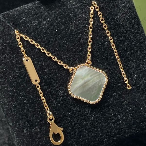 Designer Pendants Clovers Necklace Simple Necklaces Chain Pendent Gold Chains For Women Link Links Gldn Jewelry Gold Designer Jewellery Jewels Free shipping