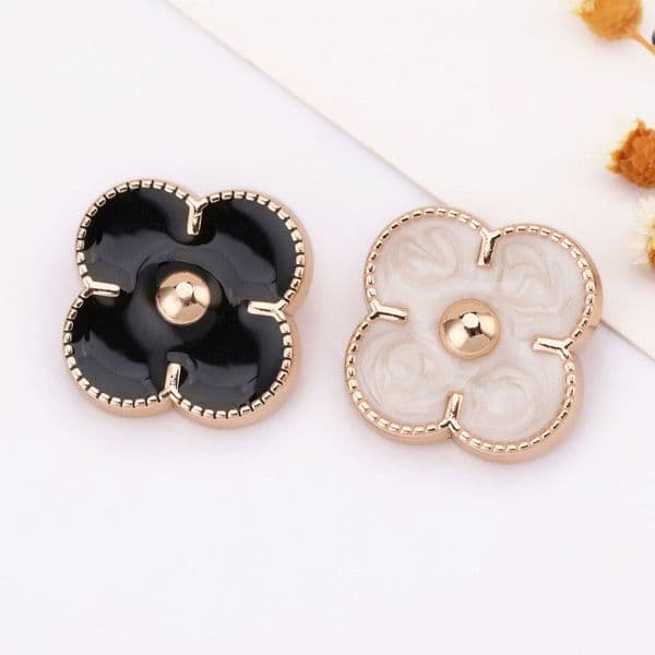 Four-leaf clover-shaped oil-dripping hand-sewn buttons for small floral-style blazers. Coat buttons.