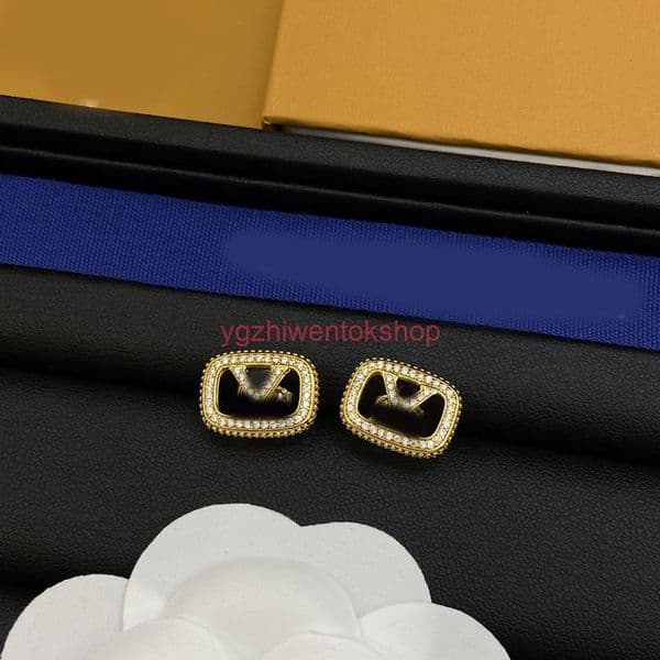 lvs earrings lvness lousi louise Designer Earrings Elegant Brand Crystal Letter Charm Earrings Classic 18K Gold S925 Silver Plated Ear Stud for Women Wedding Party F