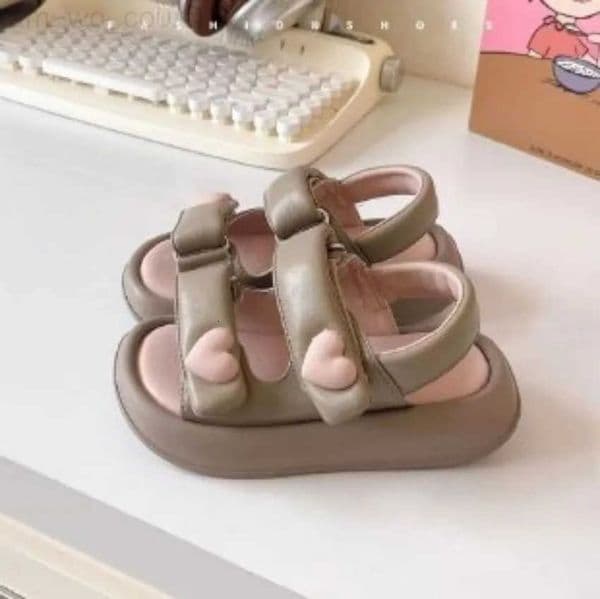 Childrens Fashionable Sandals 2026 Summer Heart-shaped Princess Style Sandals Party Dress Shoes Beach Soft-soled Shoes T260512