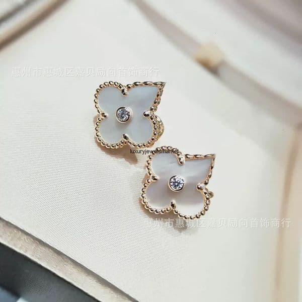 Van cleeff V Gold High-End Version Four-Leaf Clover Earrings Fashionable Earrings Natural White Mother-of-Pearl Earrings Red Agate Earrings