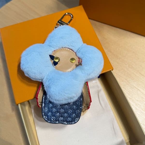 Fashion Bag Charms Designer Keychain Sunflower Letter Plush Keychains Women Designer Bag Dolls Car Keyring Gifts