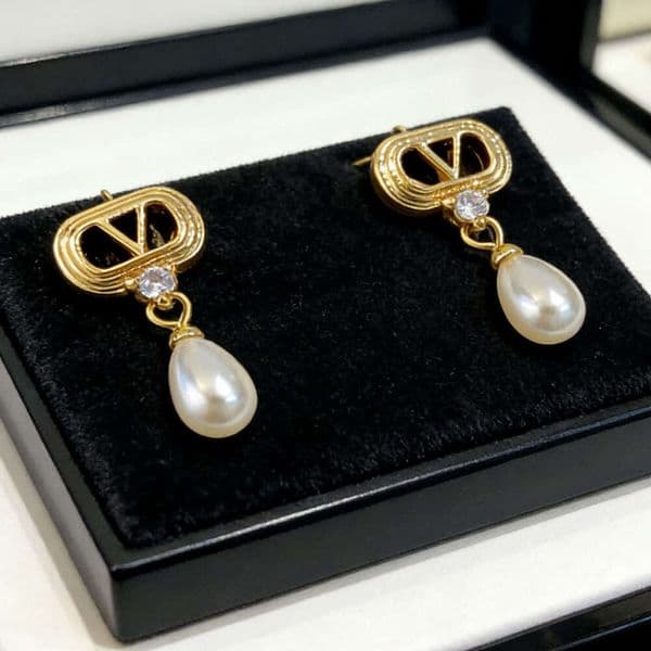 Real gold-plated silver needle pearl earrings, light luxury high-end feel, simple stylish, unique and elegant earrings wholesale