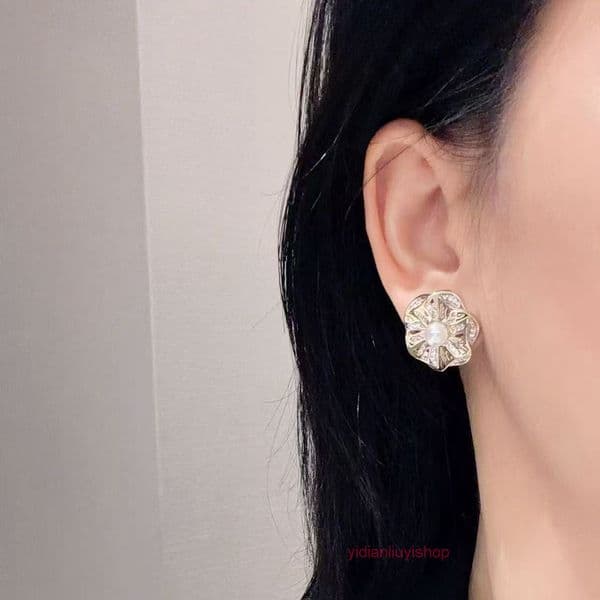 Designer cc earrings Pearl Flower Earrings stylish elegant simple sophisticated featuring exquisite checkered patterns silver pins channels studs