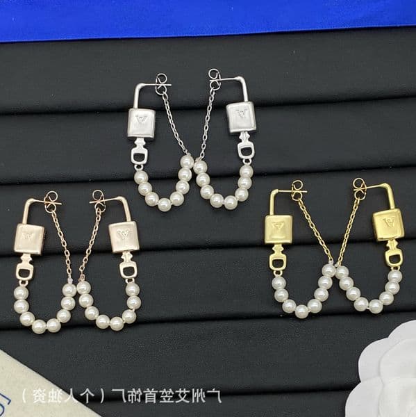 Designer Earrings lvs lvness lousi louise V-shaped pearl keychain lock earrings with unique design WKA5