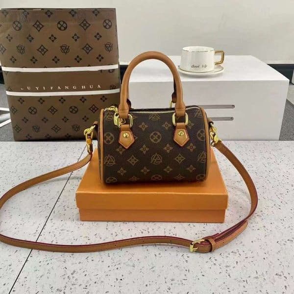 The pillowcase style trendy bag is currently popular. It features a mini crossbody bag with a slanted design, exuding an elegant and sophisticated Boston style.