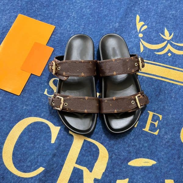2026 Summer Designer Sandals Unisex Beach Flip-flops for Women Outerwear Style with Flat Buttons and Double Buckles Couples Outdoor Slippers