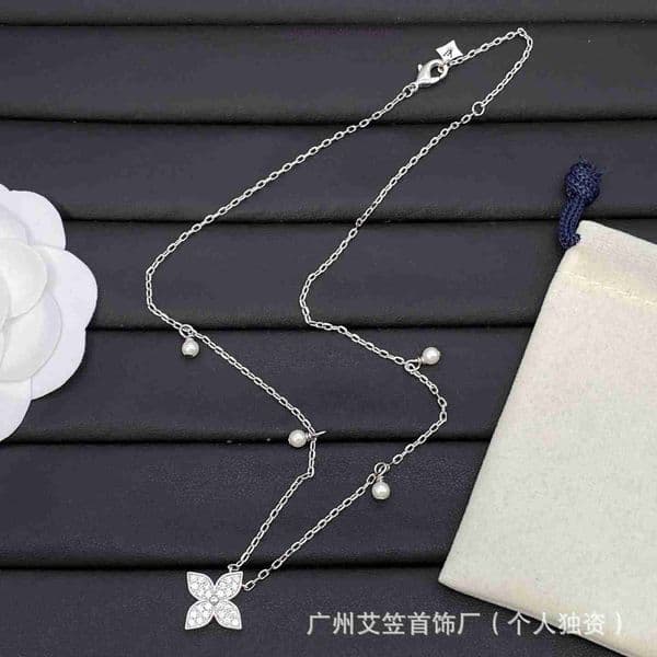 lvs necklace designer silver necklace Vshaped necklace for women nonfading elegant luxury niche collarbone chain jewelr