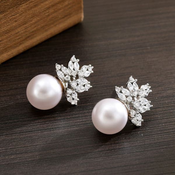 Elegant Luxurious Snowflake Stud 925 Silver French Vintage Pearl Earrings Versatile and Stylish Everyday Ear Accessories