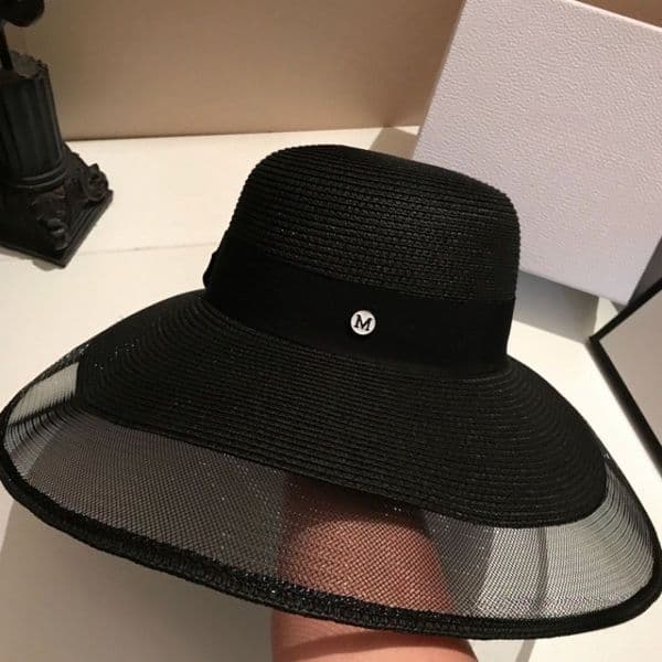 Seaside Elegance: Lightweight Hepburn-Themed Wide Brim Hats Ideal For Warm Weather Outings