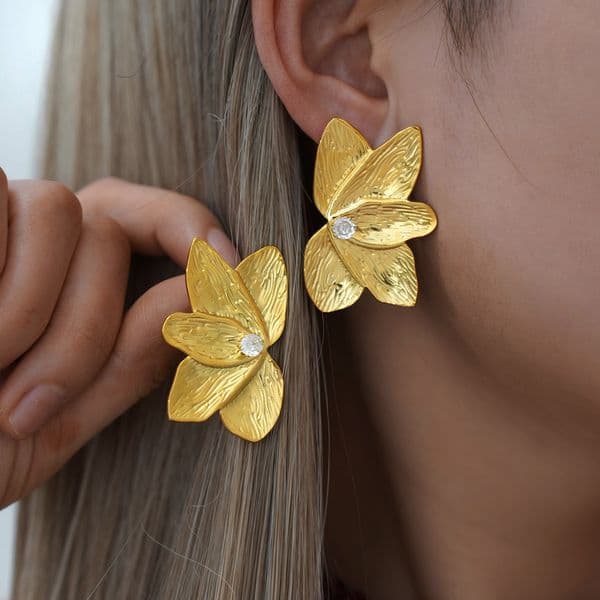Earrings with a light luxury and high-end feel, exaggerated niche design, ins-style jewelry, gold petal zircon accessories, summer bestseller,