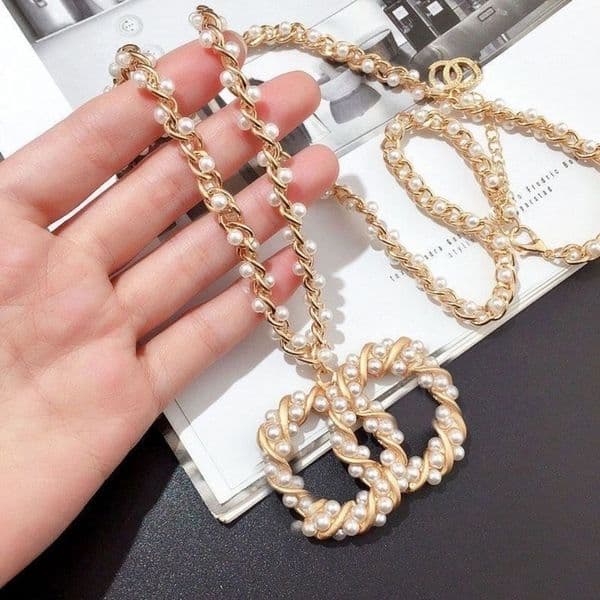 Luxurys Classic Pearl Twist Necklace Designer Lettered Necklace Pendant Jewelry Women Clavicle Necklace Wedding Gift