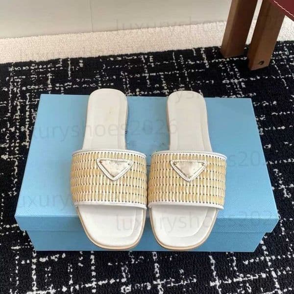 2026 Summer P Family New Triangle Leather Flat Bottom Women's Outerwear Beach Slippers Versatile Casual Sandals z3