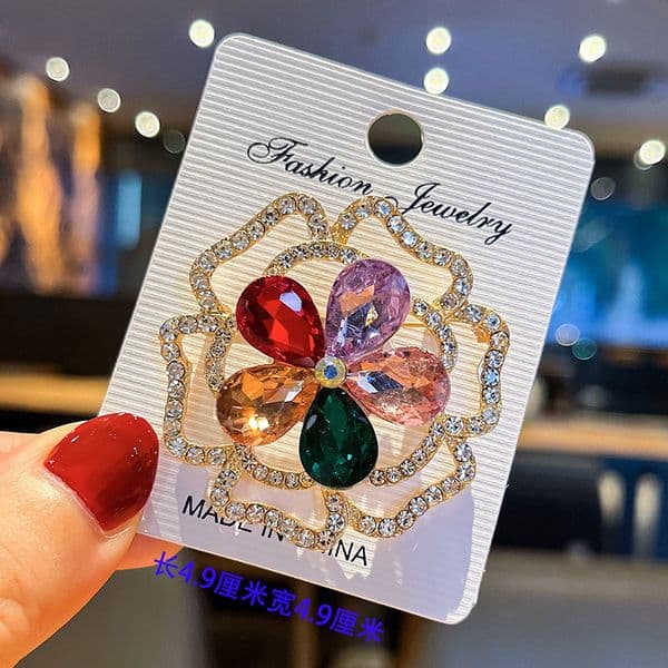 New hollow petal fashion luxury with ultra-shiny crystal inlay, high-end clothing accessory, elegant brooch
