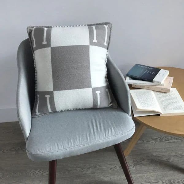 Luxury Designer Decor High-End Designers Cushion Fashion High Quality Throw Pillow Designs For Womens room Mens Cushions Letter Square Decor 020