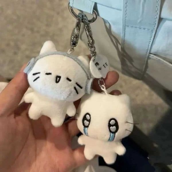 Cute Headphones Kitten Couple Keychain Mini Crying Cat Doll Plush Keyring Cartoon Dog Bee Bag Pendant Charms Backpack Decoration L260518BLCM