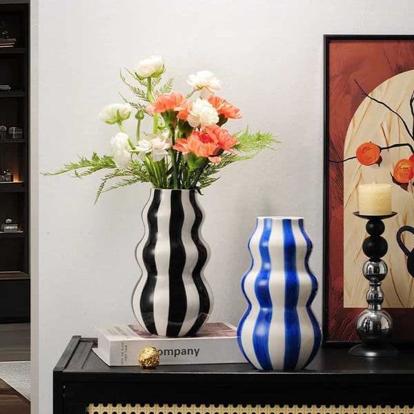 Modern niche minimalist striped vases flower arrangements in them high-end sense creative retro painted ceramic vases L260520