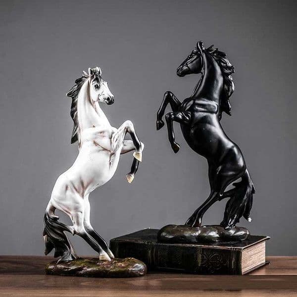 European Style Horse Sculpture Resin Animal Statue Decoration Souvenir Gift Living Room Office Study Desktop Decoration L260521