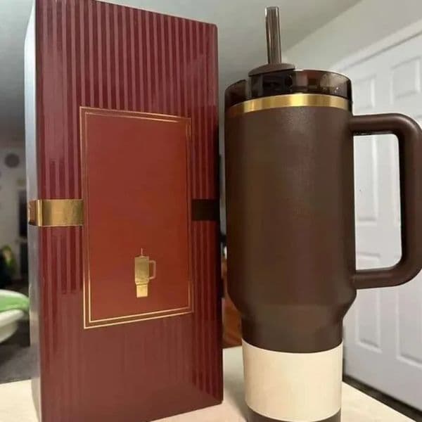 2026 US STOCK 40Oz Designer Car Mugs Chocolate Gold Stainless Steel Insulated perfume Tumbers Cups With Handle And Lids Vacuum Cute cologne Cat Travel Water Dri 1011