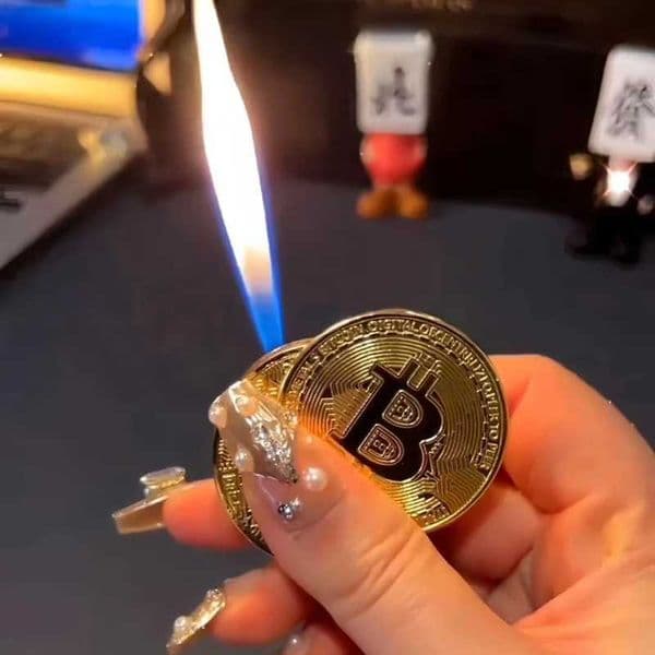 Creative and Fun Bitcoin Butane Gas Lighter Open Flame Lighter Virtual Coin Pendant Mini Portable Lighter Smoking Mens Gift L260522