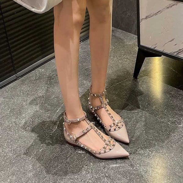 2026 New V Brand Rivet Pointed Toe Flat Shoes Shallow Mouth Lace-Up Nude Patent Leather Soft Sole Shallow Mouth Single Shoes for Women X260522