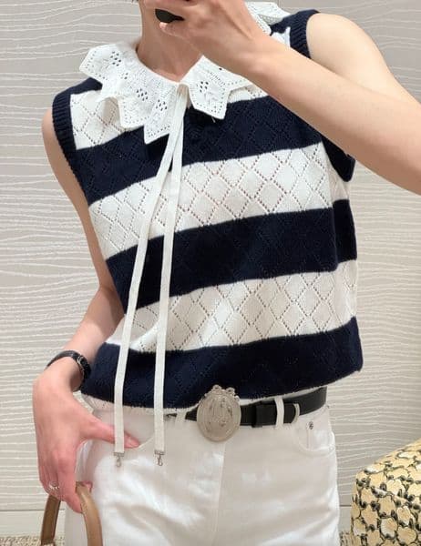 Elegant Ladies' Sleeveless V-neck Jacquard Crop Tee With Floral Embroidery & Pleated Ruffles for Hot Weather