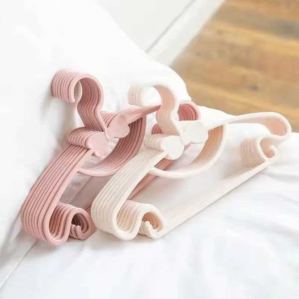 5/10/20pcs Baby Clothes Racks Portable Plastic Towel Display Scarfs Hangers Windproof Children Coats Hanger Clothing Organizer L260523