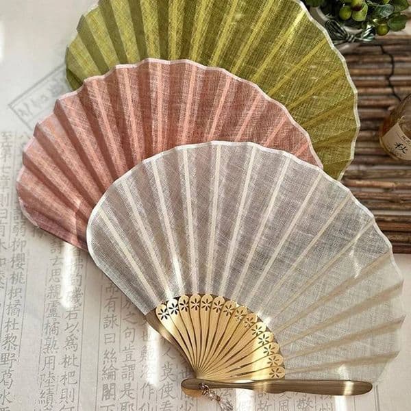 Japanese Style Retro Shell Shaped Fan Silk Cloth Bamboo Folding With Pendant Wedding Hand Fans Solid Color Curved Fanbone