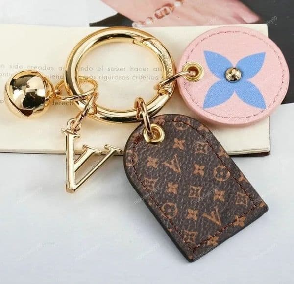 Luxury Designer Keychain Chain Ladies Car Gold Keychain Women Classic Lock Love Strawberry Key Ring Fashion Accessories