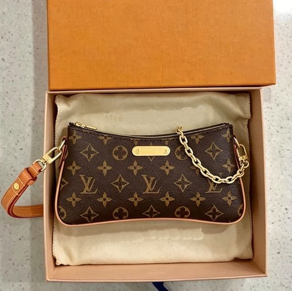 Top quality designer bag, classic casual shoulder bag, women's fashionable versatile bag, casual shopping bag, handbag chain bag, half month bag
