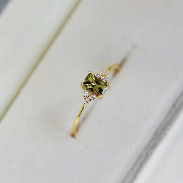 New In Little Fresh Moss Green Square Shining Gem Extremely Stacked Ring Fashion Vintage Advanced Sense Fine Jewelry for Women L260527