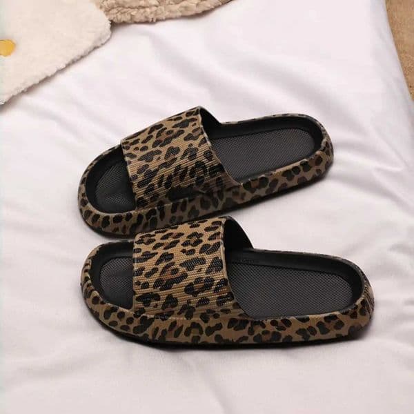 -Soled Comfortable and Fashionable Leopard Print Slippers for Men and Women Suitable for Indoor Bathroom Outdoor and Daily Use Z2605285F24