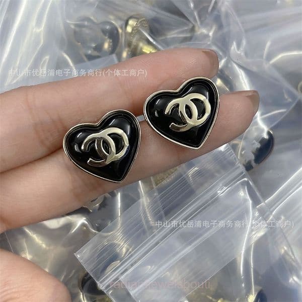 designer cc earrings Trendy Double C Small Glossy Black and White Enamel Heart Earrings for Women Heart-shaped Earrings for Women channels channeled diamond