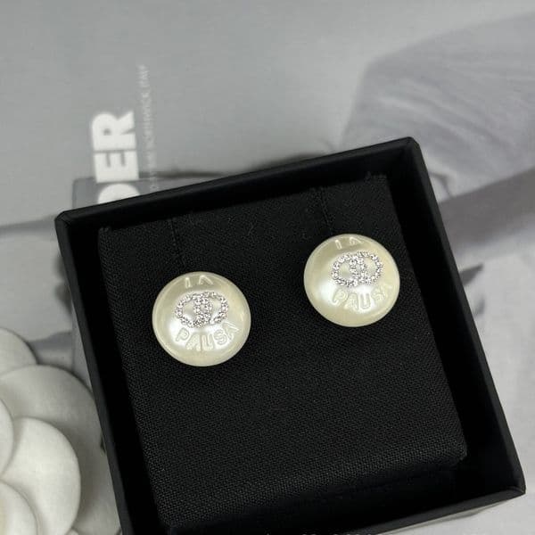 cc earrings pearl channels earring Diamond-encrusted white round bead stud earrings fragrant style channeled