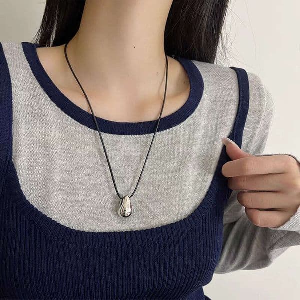 Niche minimalist cool style long accessory, new metal water drop exquisite versatile fashion necklace pendant for women wholesale