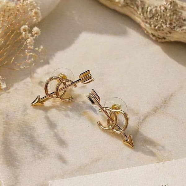 cc earrings pearl channels earring 26p Flying Arrow C-shaped Earrings for Women Fashionable and Unique Accessories channeled
