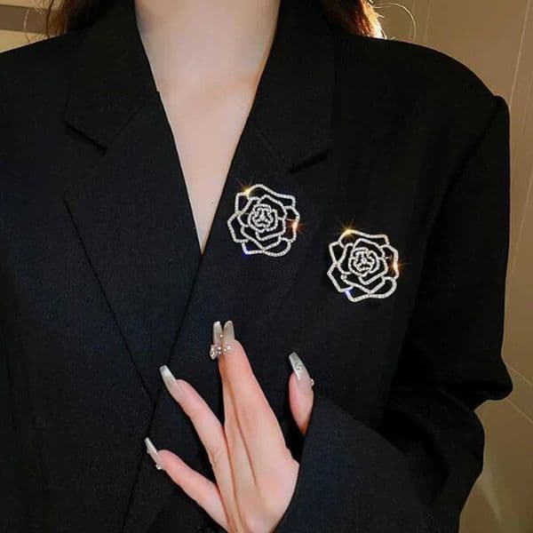 Creative Zircon Rose Brooch Niche Design Womens Anti-Exposed Pin High Luxury Scarf Buckle Suit Accessories Z260401