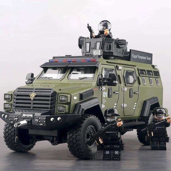 1:24 Sword Toothed Tiger Armored Vehicle Alloy Die Cast Car Model Sound and Light Children's Toy Collectibles Birthday gift 26Y0401