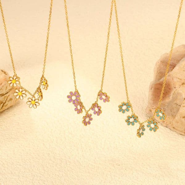 Korean Japanese style fresh seven-petal necklace, youthful and versatile, elegant stainless steel oil-drip flower collarbone chain, foreign trade jewelry