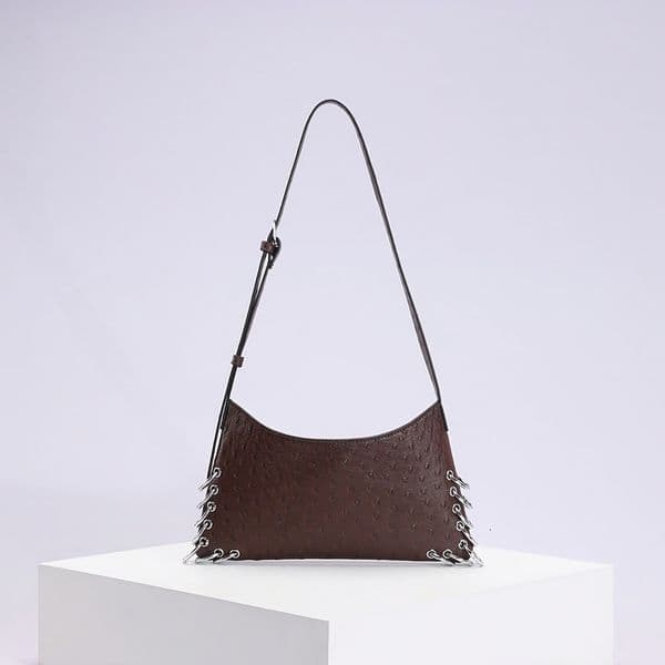 FP3 Special Edition Women's Shoulder Bag: A high-quality vintage-style ostrich-pattern shoulder with fashionable punk-style metal ring buckle decoration, an