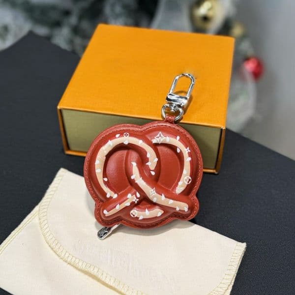 Designer keychain stylish and cute coin wallet bag Earphone Cases High quality leather keychain fun and fashionable bag charm pendant AAA