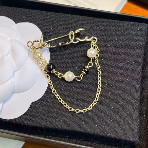Designer Pearl Brooches Fashion Mens Womens Brand Pendant Brooche Sweater Suit Brought Pin Clothing Jewelry Accessories