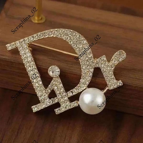 Luxury Designer Pearl Brooches Fashion Mens Womens Brand Pendant Brooche Sweater Suit Brought Pin Clothing Jewelry Accessories