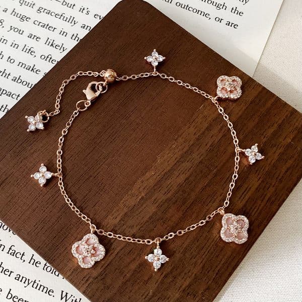 Elegant Zircon Mother-Of-Pearl Flower Bracelet, Light Luxury Versatile Bracelet Designer Niche Design, Fashionable Simple And Stylish Jewelry For Women