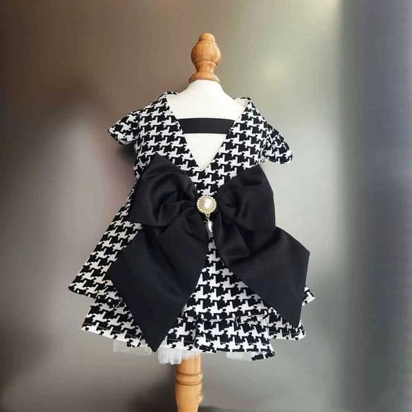Luxury Brand Classic Design Pet Clothes Black And White With Bow Pearl Decorations Featuring Little Dog Dress H260411
