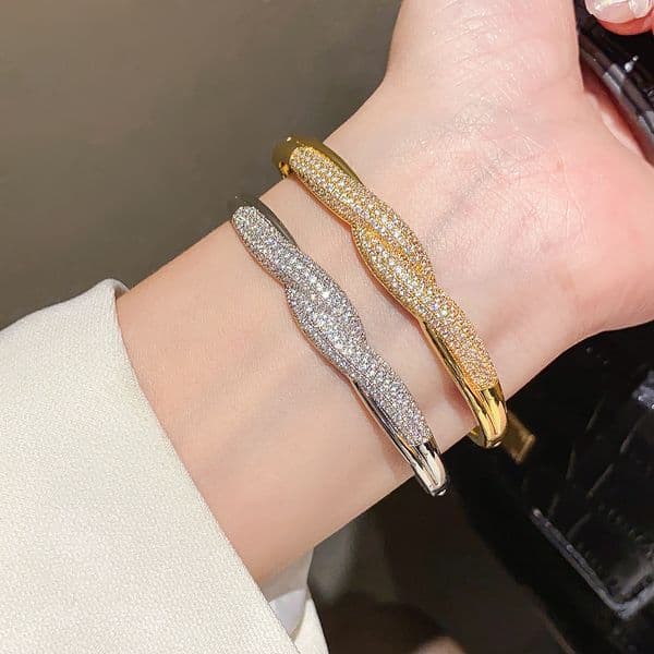 European and American light luxury style full-diamond wave bracelet 2026 new model high-end fashion versatile party jewelry wholesale