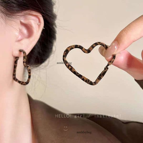 Retro Hong Kong-style leopard print heart-shaped hoop for women, 2026 new model, high-end, fashionable, exaggerated earrings with a unique temperament