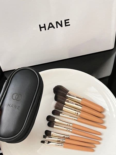 2026 luxury fashion Festive Event Party Supplies Makeup Brush classic letter logo Print Designer Makeup Brush Makeup Tool with Storage Pack leather storage bag