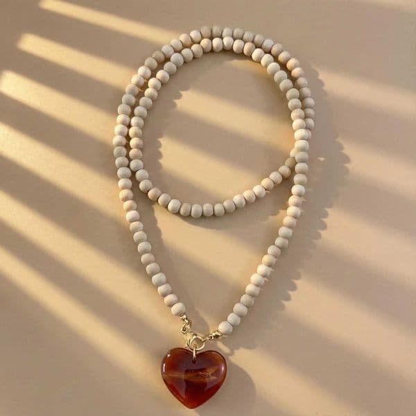 Bohemian Wood Beaded Necklace Women Amber Brown Resin Heart Pendant Vintage Sweater Chain Valentines Day Gift for MomGirlfriend H260417