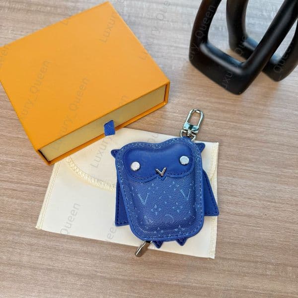 Luxury Designer Hight Quality Keychain Leather Mini Crab Owl Bag Charm Men Womens Keychain Animal Bag Charms High Quality Letter Key Chain earphones Pouch Bag dhgate
